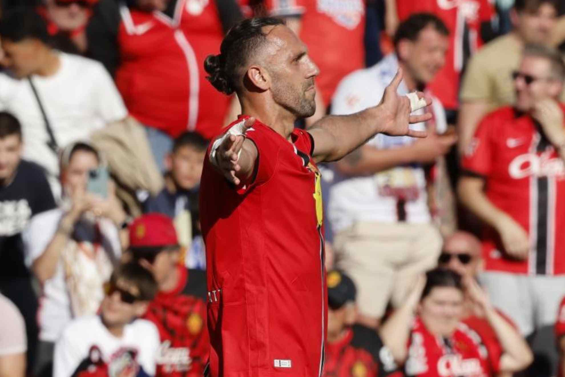 El delantero kosovar del Mallorca Vedat Muriqi celebra tras anotar el segundo gol de su equipo durante el partido de la jornada 30 de LaLiga EA Sports
