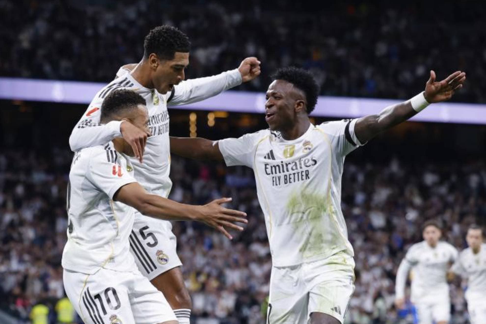 Mbappé celebra uno de sus goles al Valencia esta campaña junto a Vinicius y Bellingham.