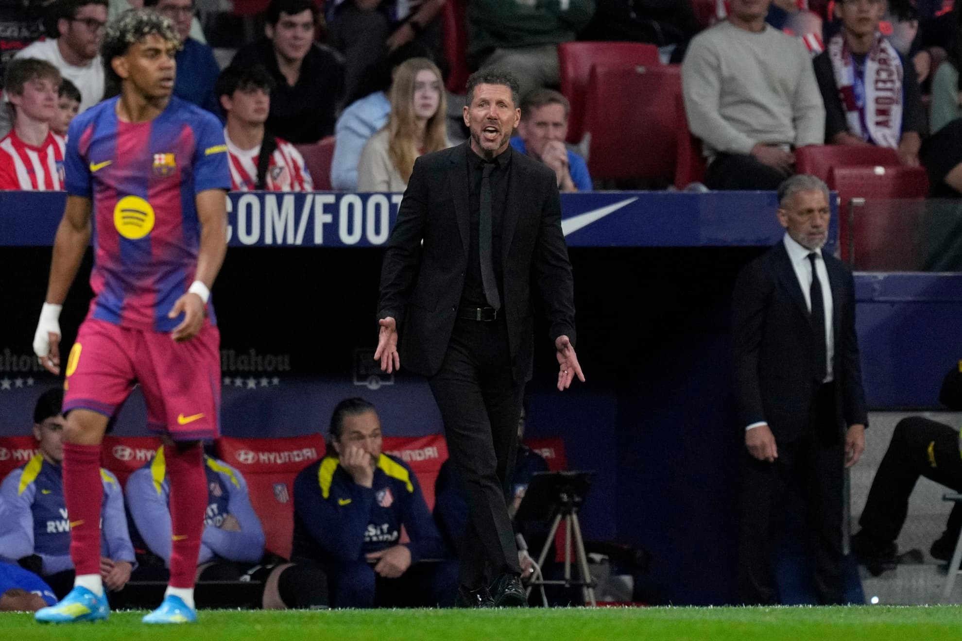 Simeone, durante el partido ante el Barcelona.