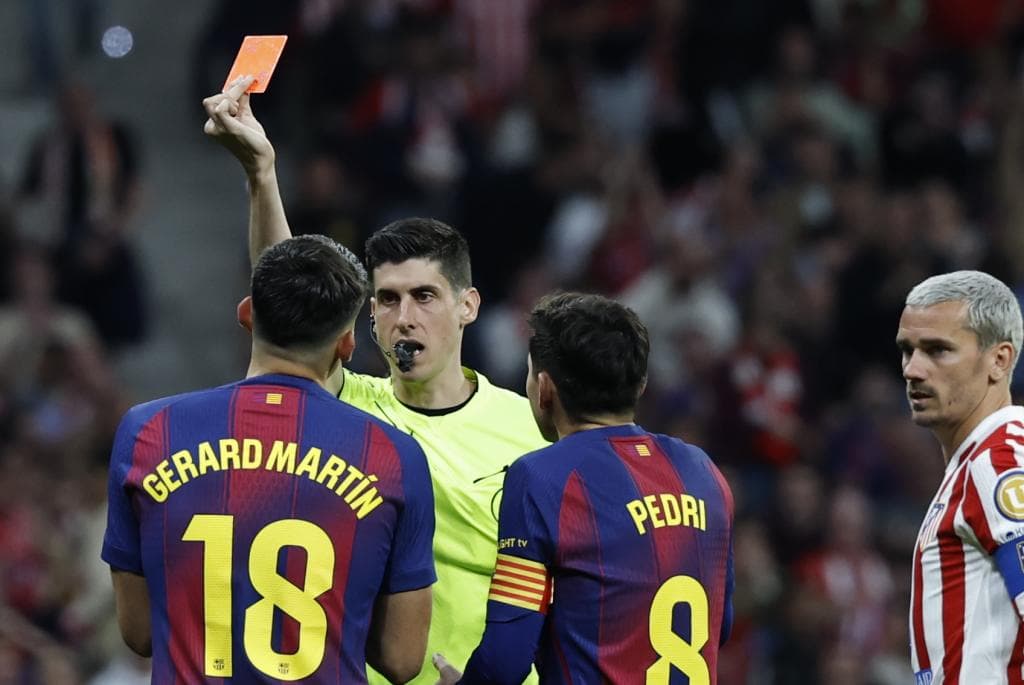 El árbitro del encuentro Mateo Busquets Ferre saca tarjeta roja a Gerard Martín.