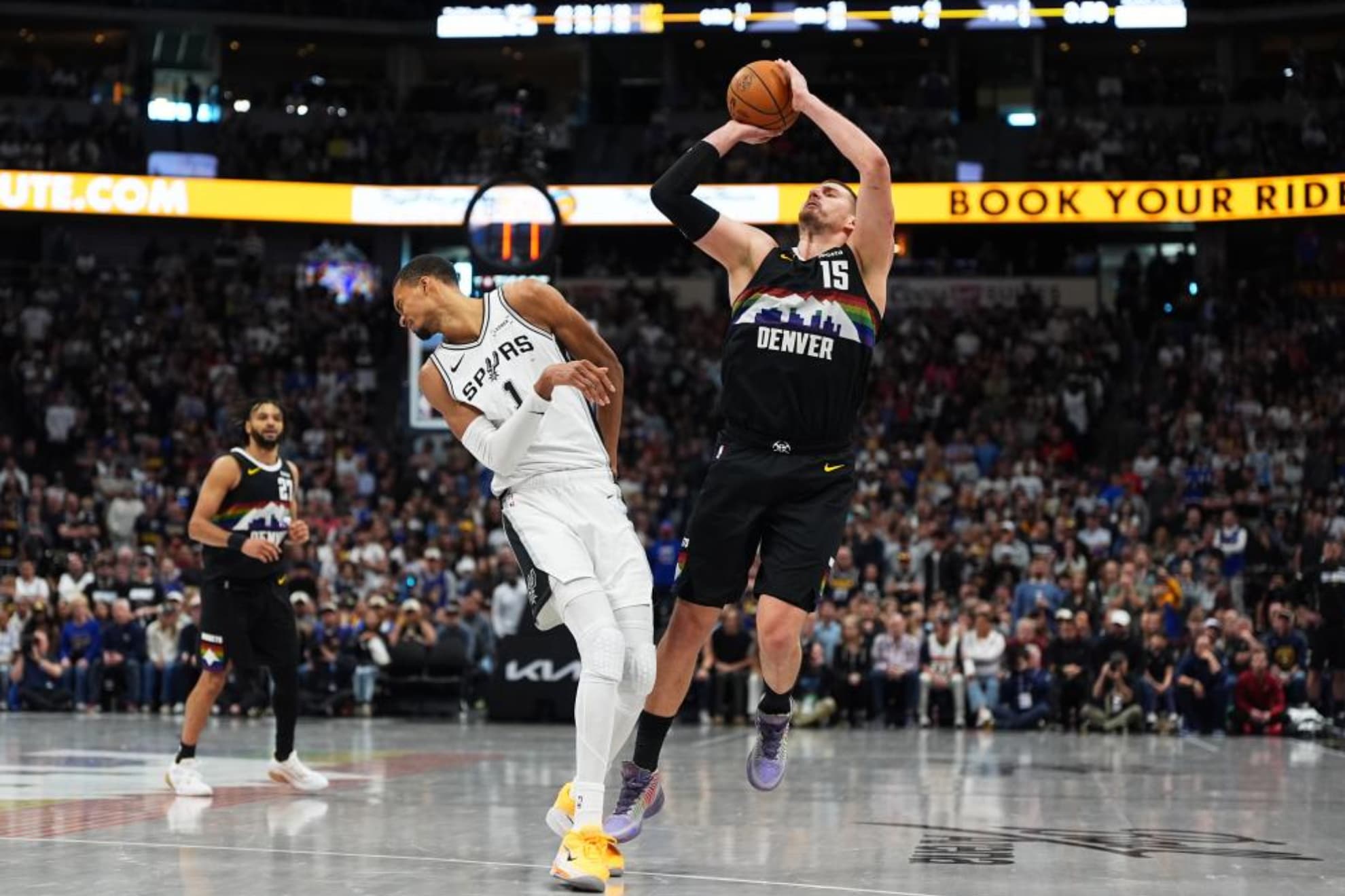 Nikola Jokic trata de lanzar ante Victor Wembanyama.