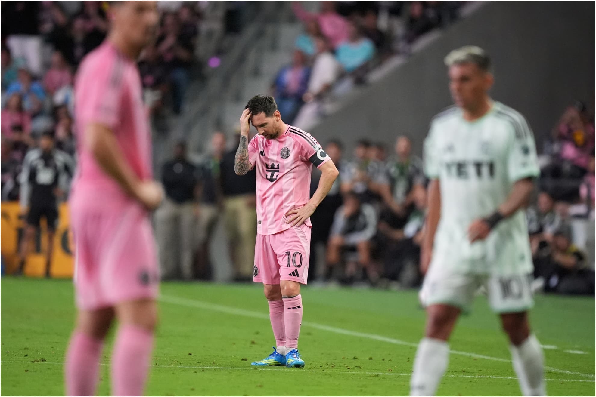 Messi se lamenta durante el partido.