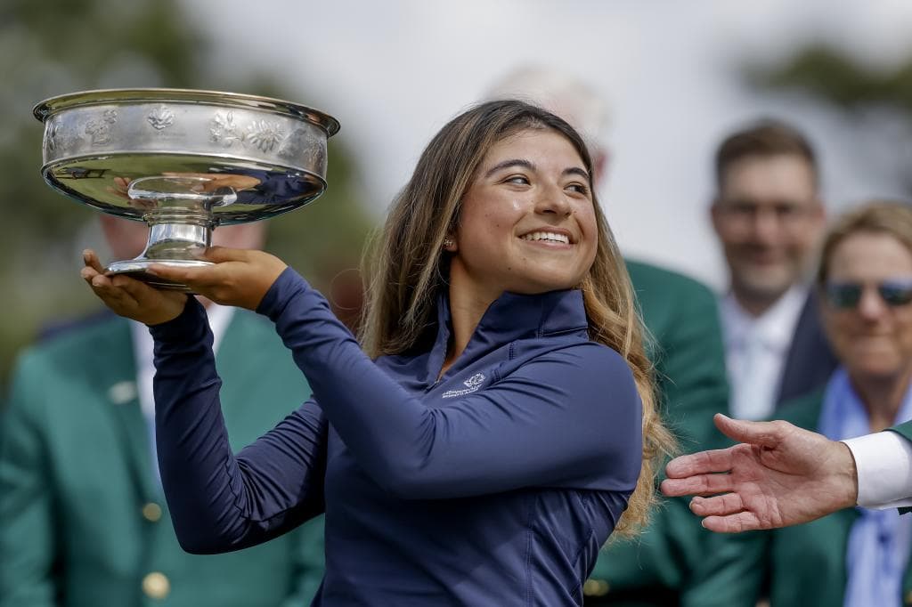 María José Marín levanta el trofeo