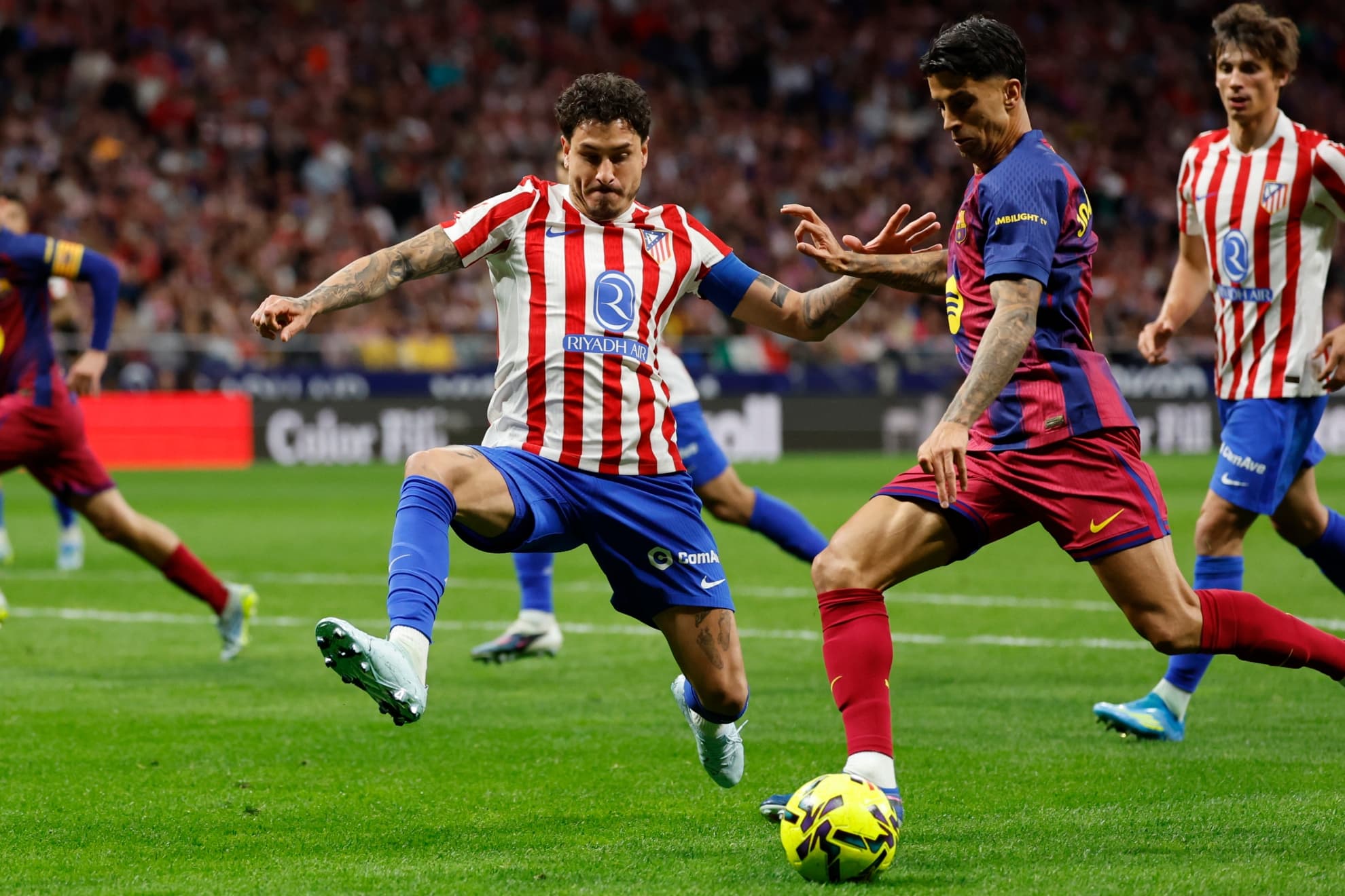 GIMÉNEZ SE LANZA A TAPAR UN DISPARO DE CANCELO.