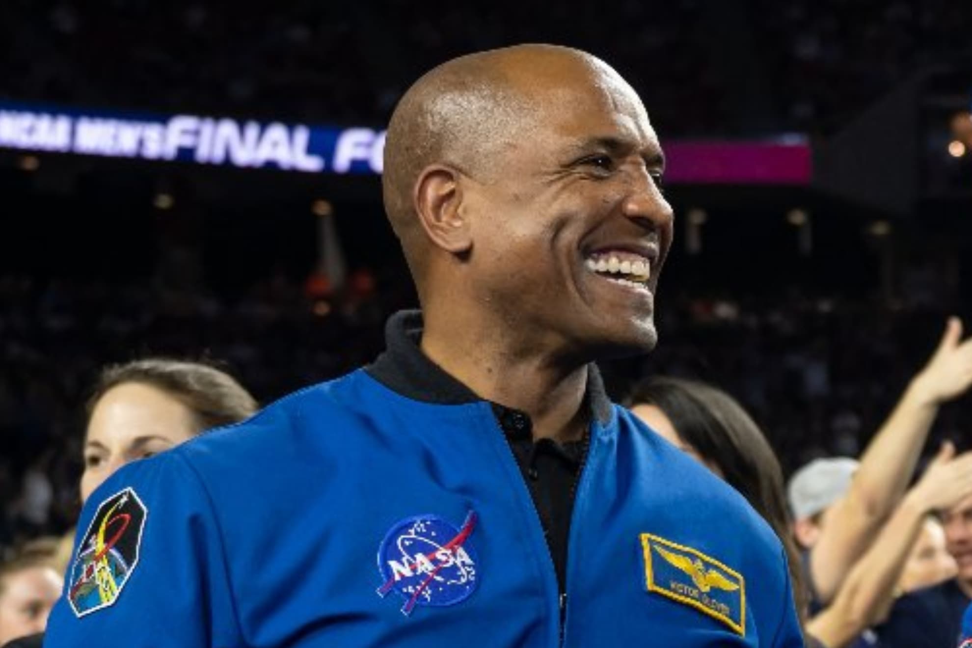 Jimmy Glover se dirige a todos los que le ven desde La Tierra