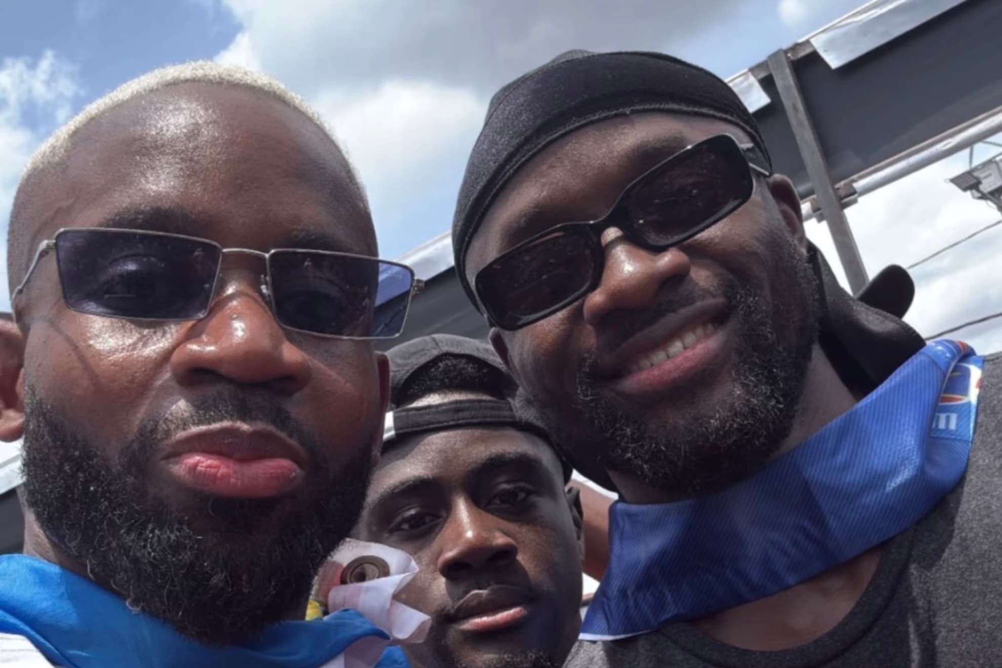 Bakambu, celebrando con su selección