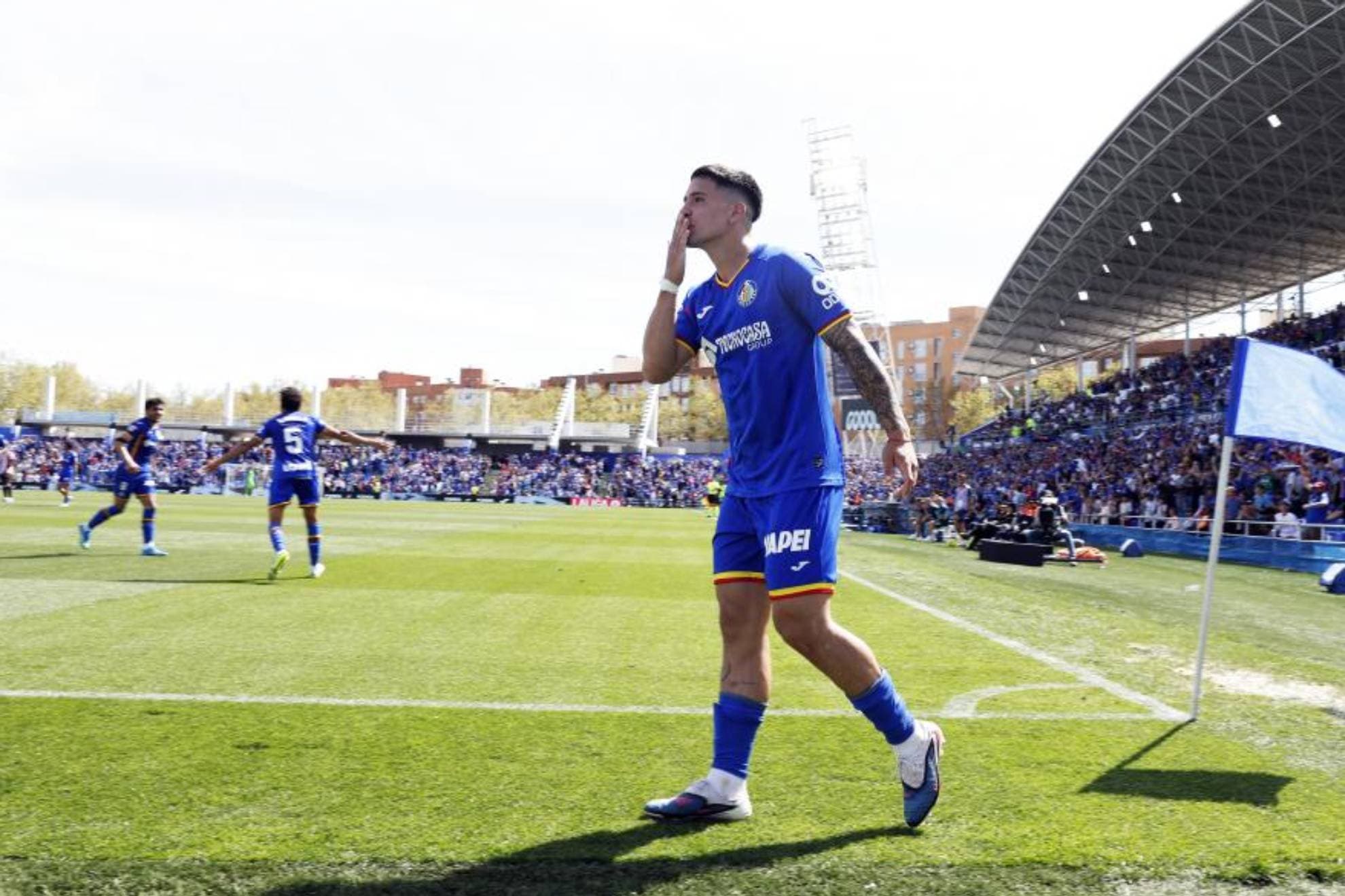 Martín Satriano celebra su gol contra el Athletic.