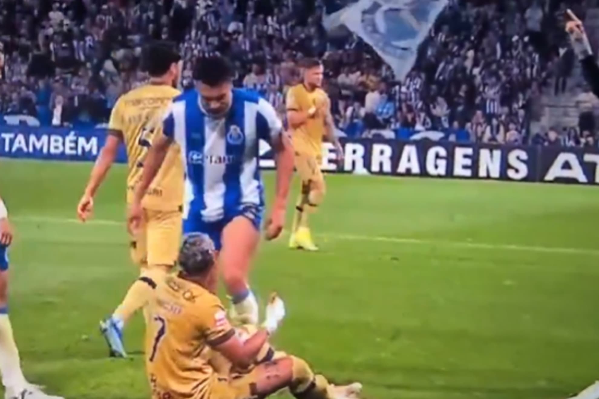 El momento del supuesto escupitajo de Alberto Costaa Sorriso.