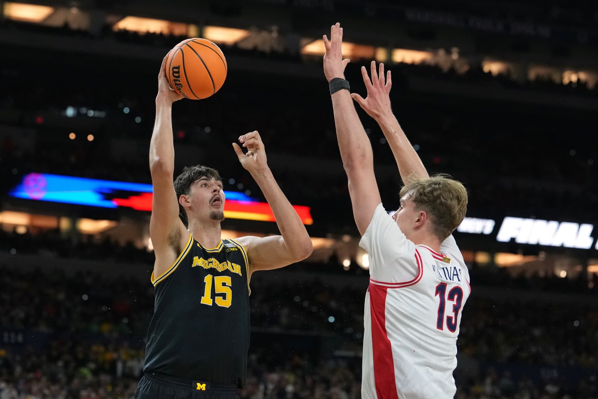 Aday Mara lanza sobre el lituano Krivas de Arizona.