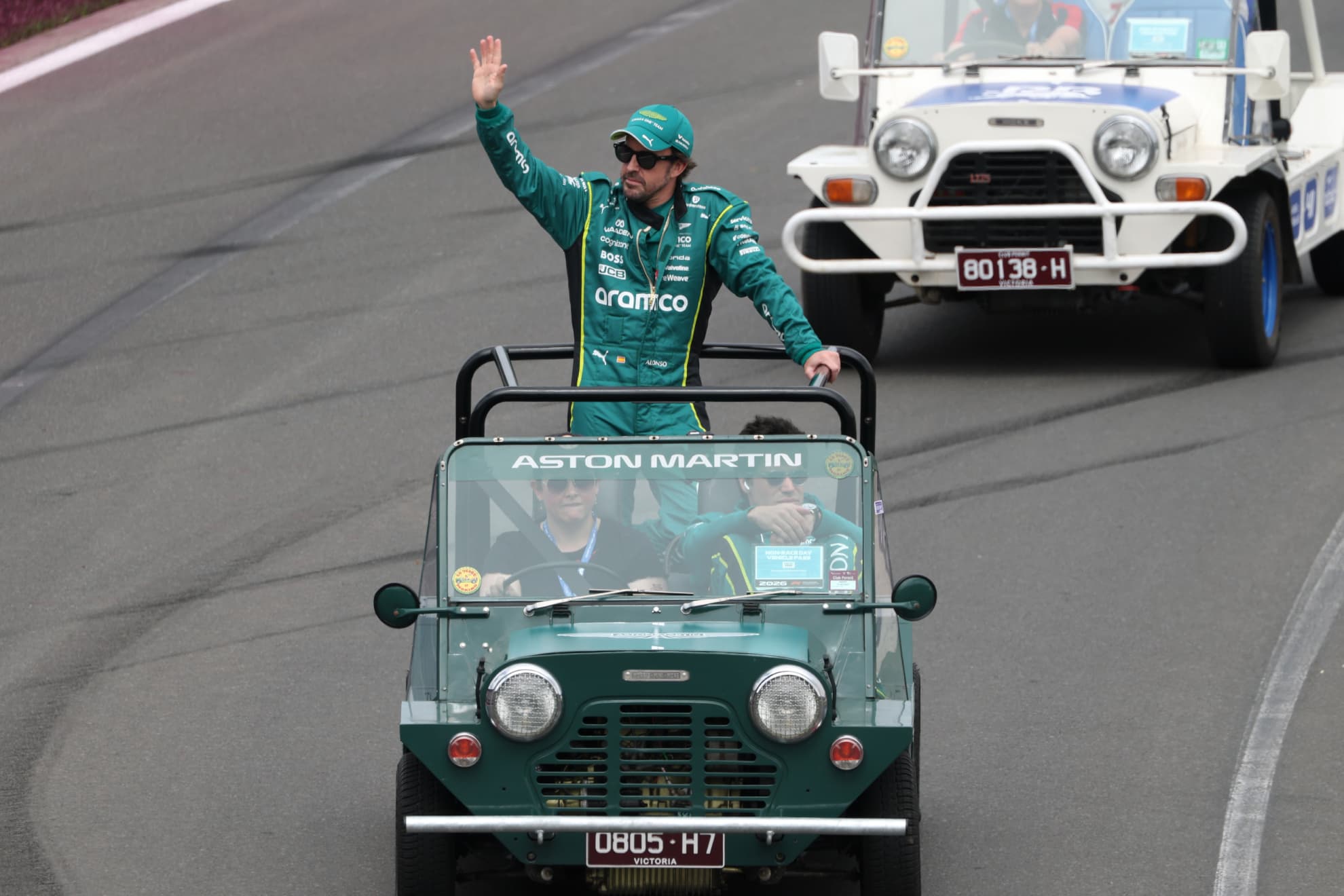 Alonso saluda en el 'Drivers Parade'.
