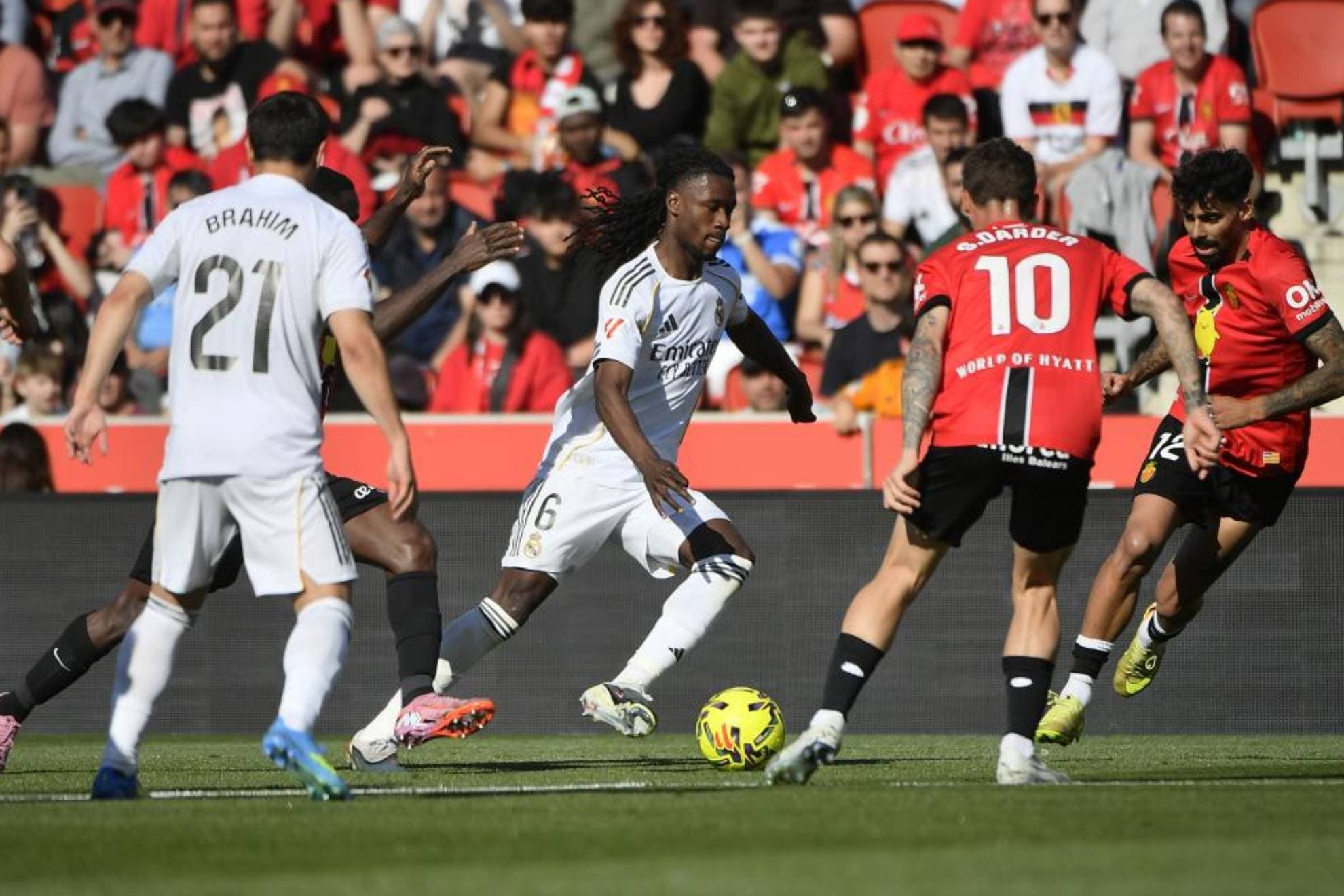 Camavinga, rodeado de contrarios ante el Mallorca.