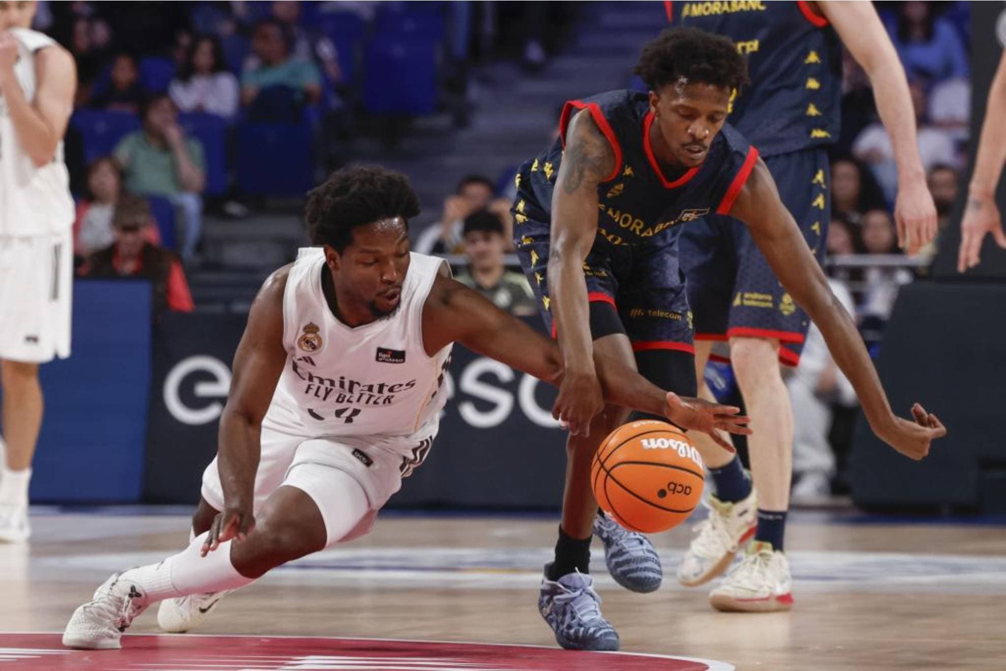 Andrés Feliz disputa un balón con SirJabari Rice.