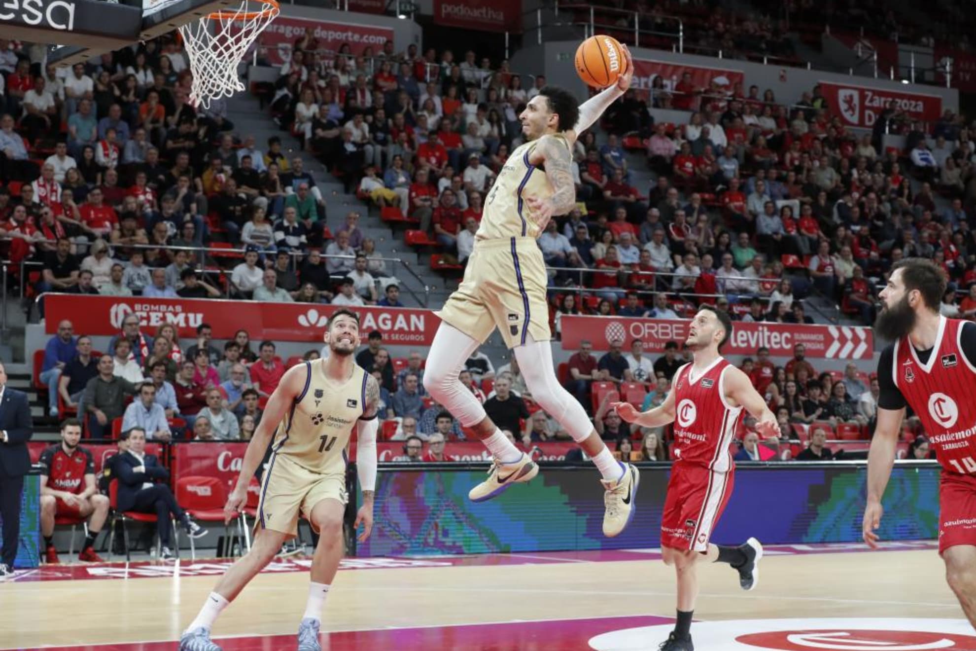 Myles Norris se dosòne a firmar un mate ante el Zaragoza.