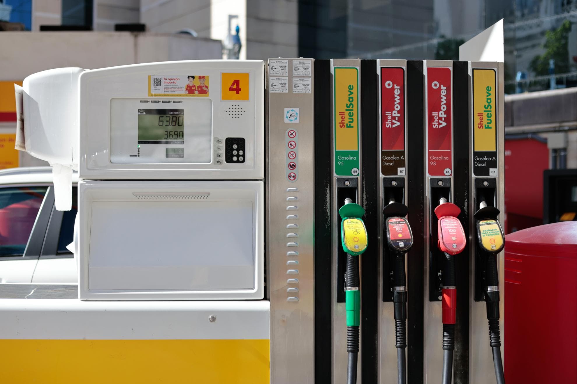 Oferta de derivados del petróleo en una estación de servicio de Madrid.