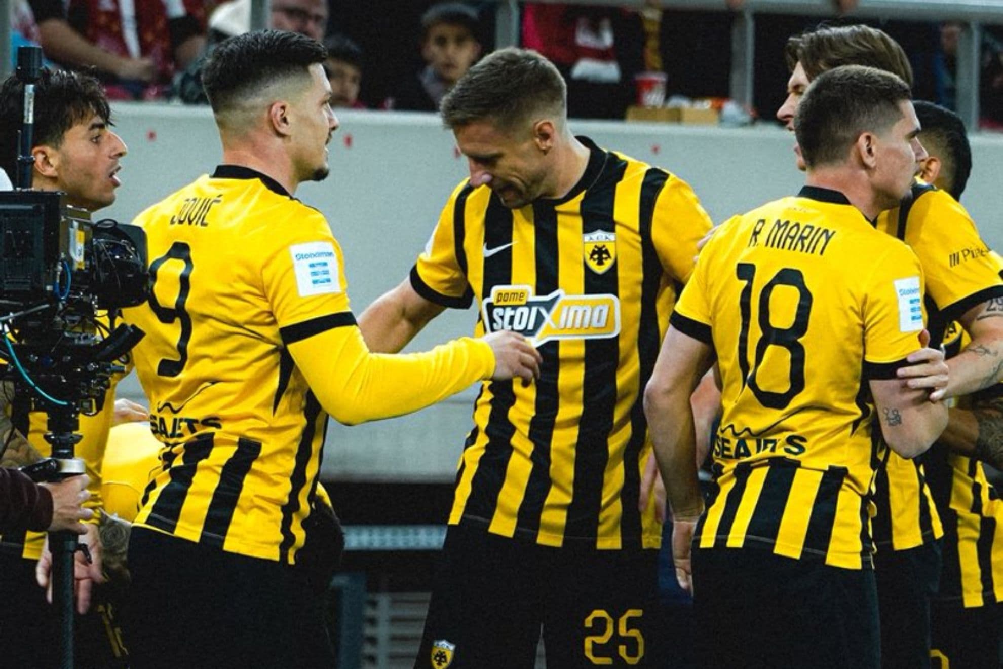 Los jugadores del AEK celebran el gol de Koita