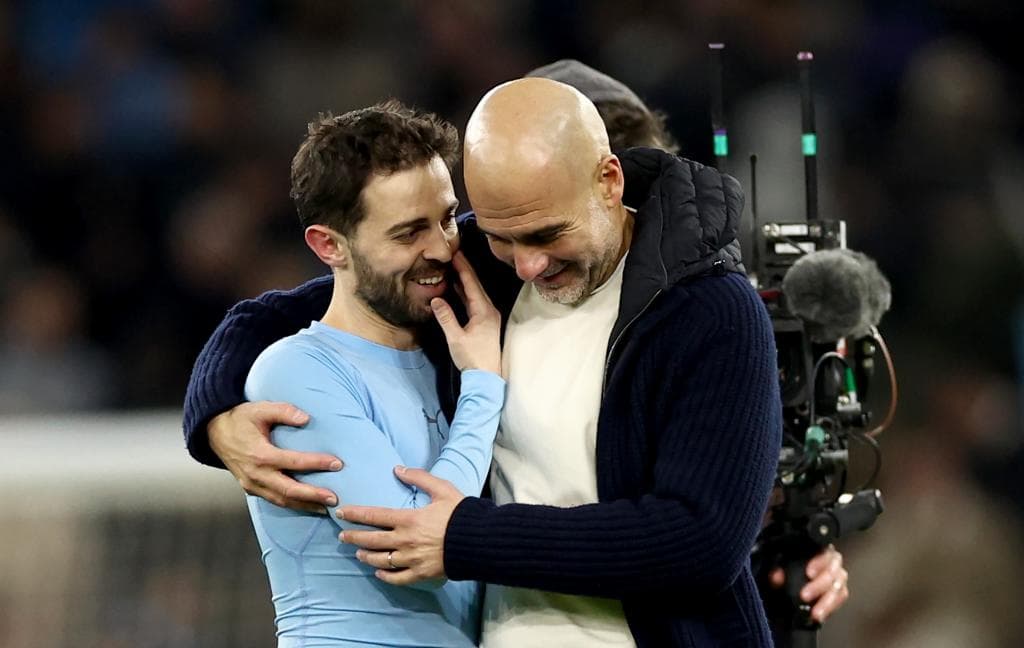 Pep Guardiola abraza a Bernardo Silva tras un partido.