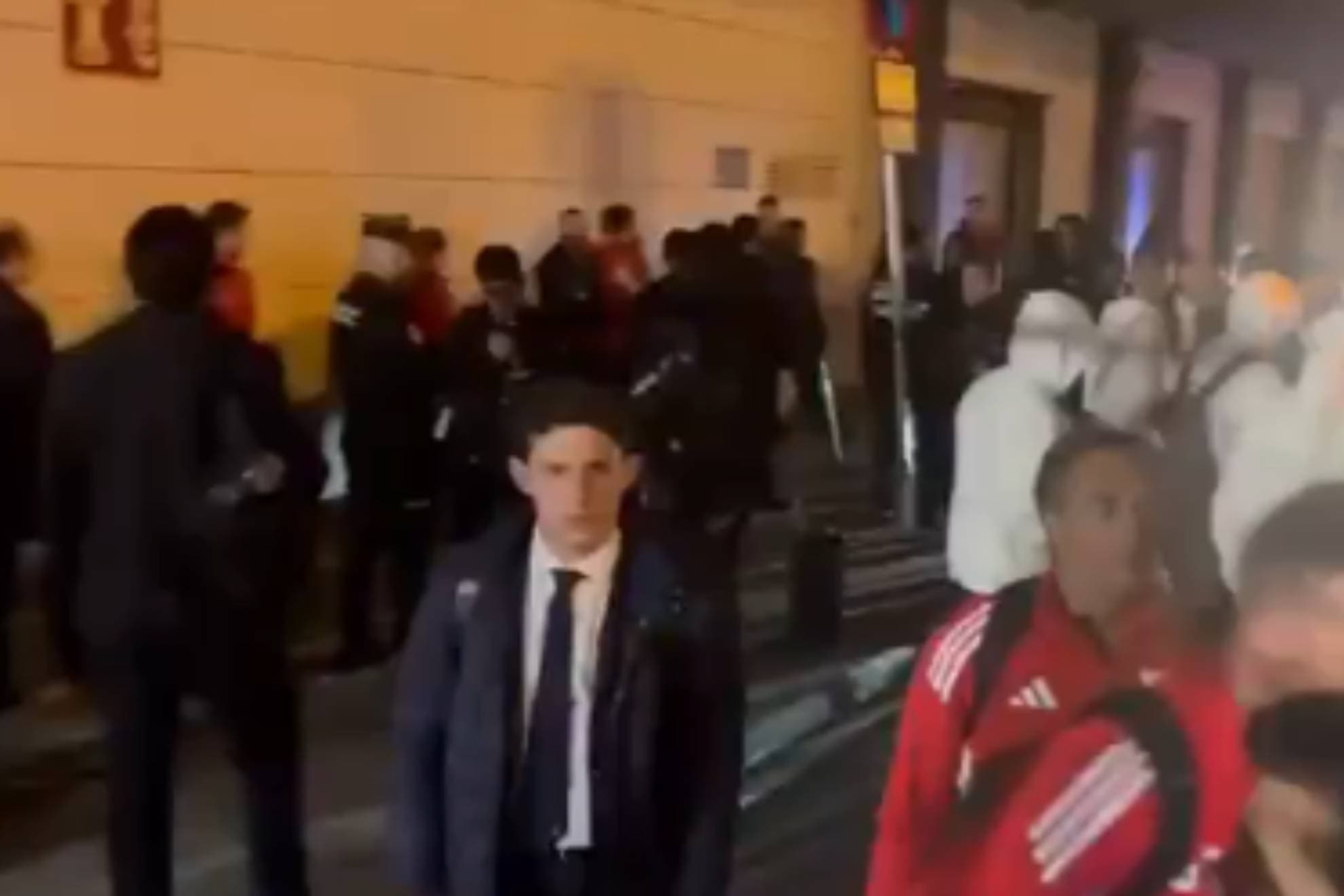 Madrugada de tensión en Sevilla: encapuchados, reproches, insultos y deseos de muerte