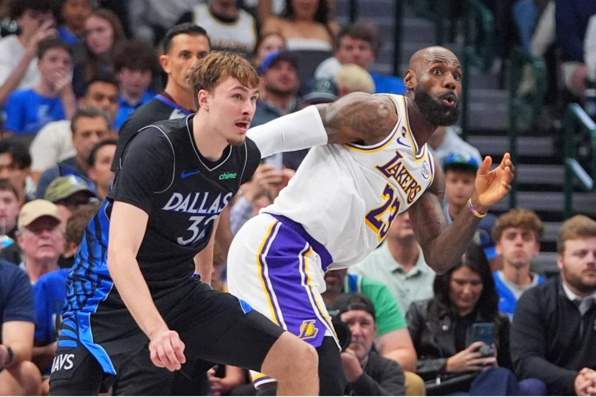 Cooper Flagg y LeBron James luchan por la posición.