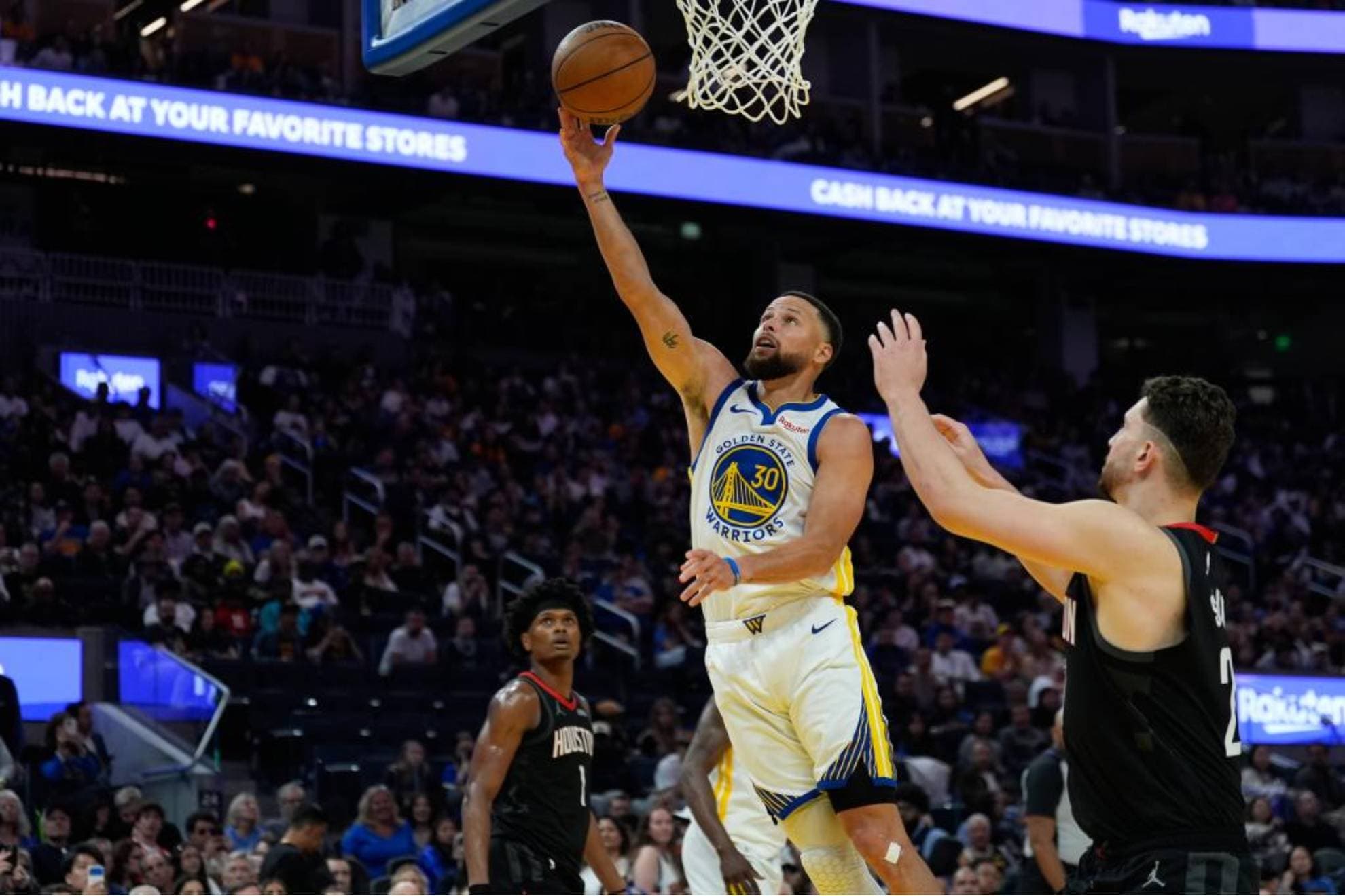 Stephen Curry hace una entrada a canasta en el partido ante los Rockets.