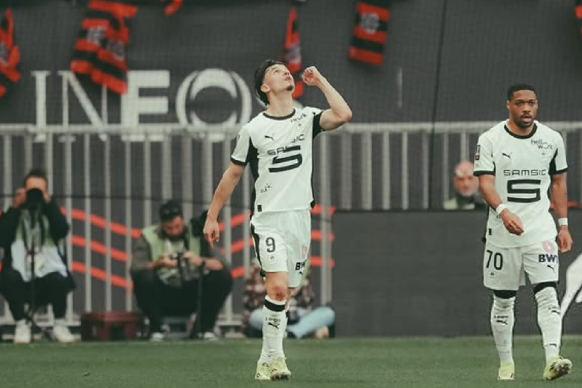 Estéban Lepaul celebra un gol mirando al cielo.