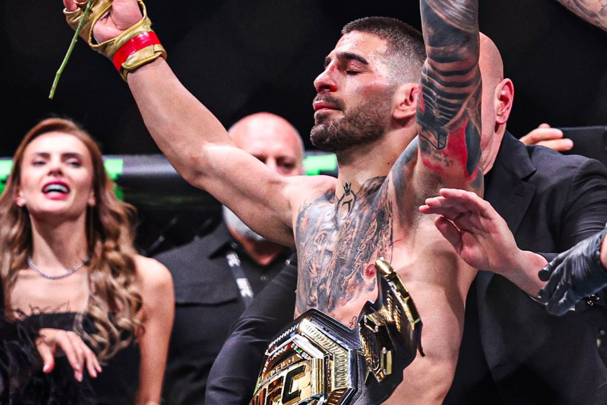 Ilia Topuria tras ganar un combate en la UFC.