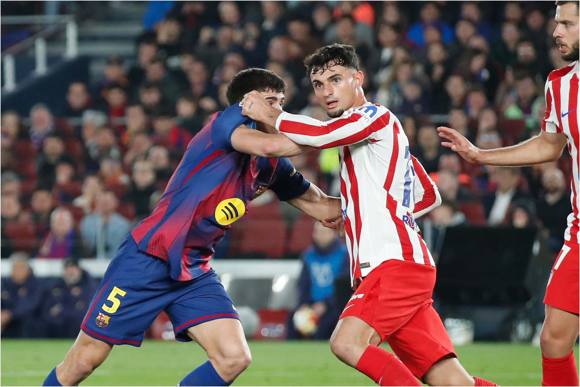 Pubill y Cubarsí en uno de los últimos duelos entre Atleti y Barça.