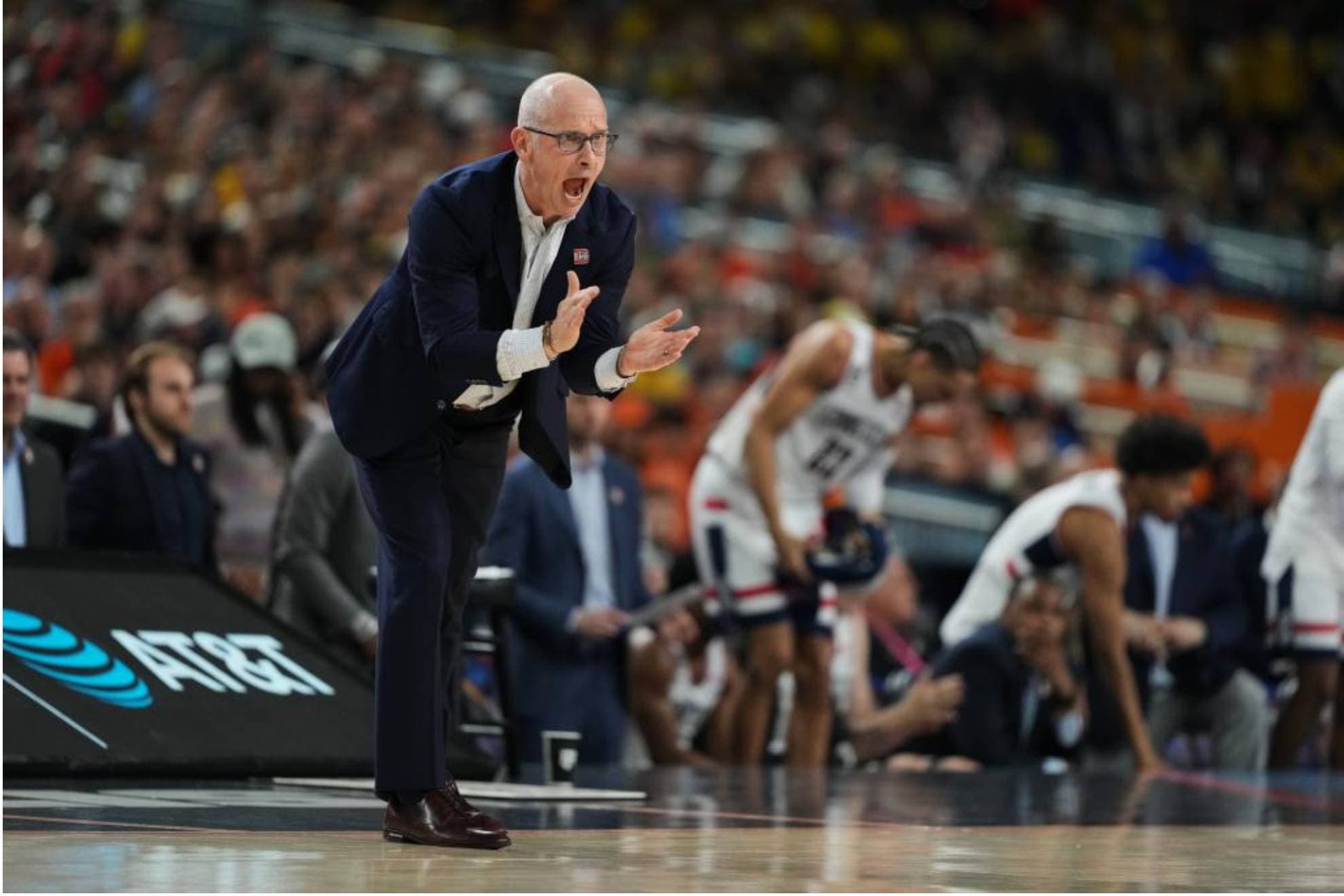Dan Hurley, entrenador de UConn, da instrucciones durante un encuentro.