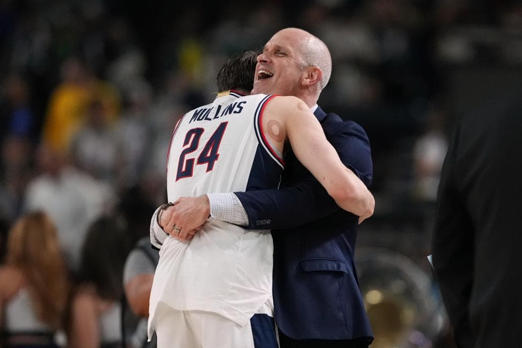 El entrenador Dan Hurley abraza a Brandon Mullins tras ganar a Illinois en la semifinal de la Final Four.