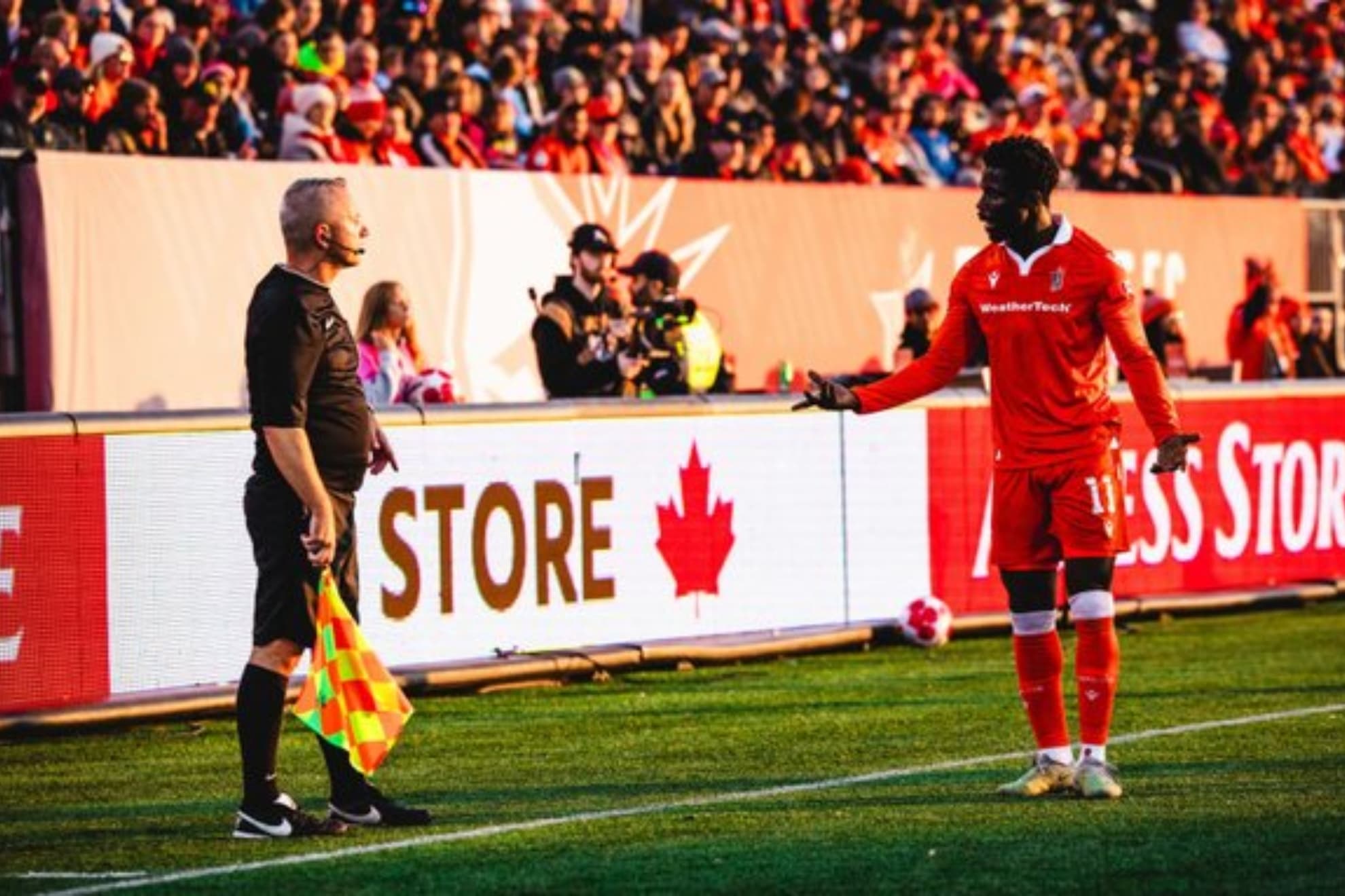 Nana Ampomah, del Forge, pide explicaciones al árbitro asistente.