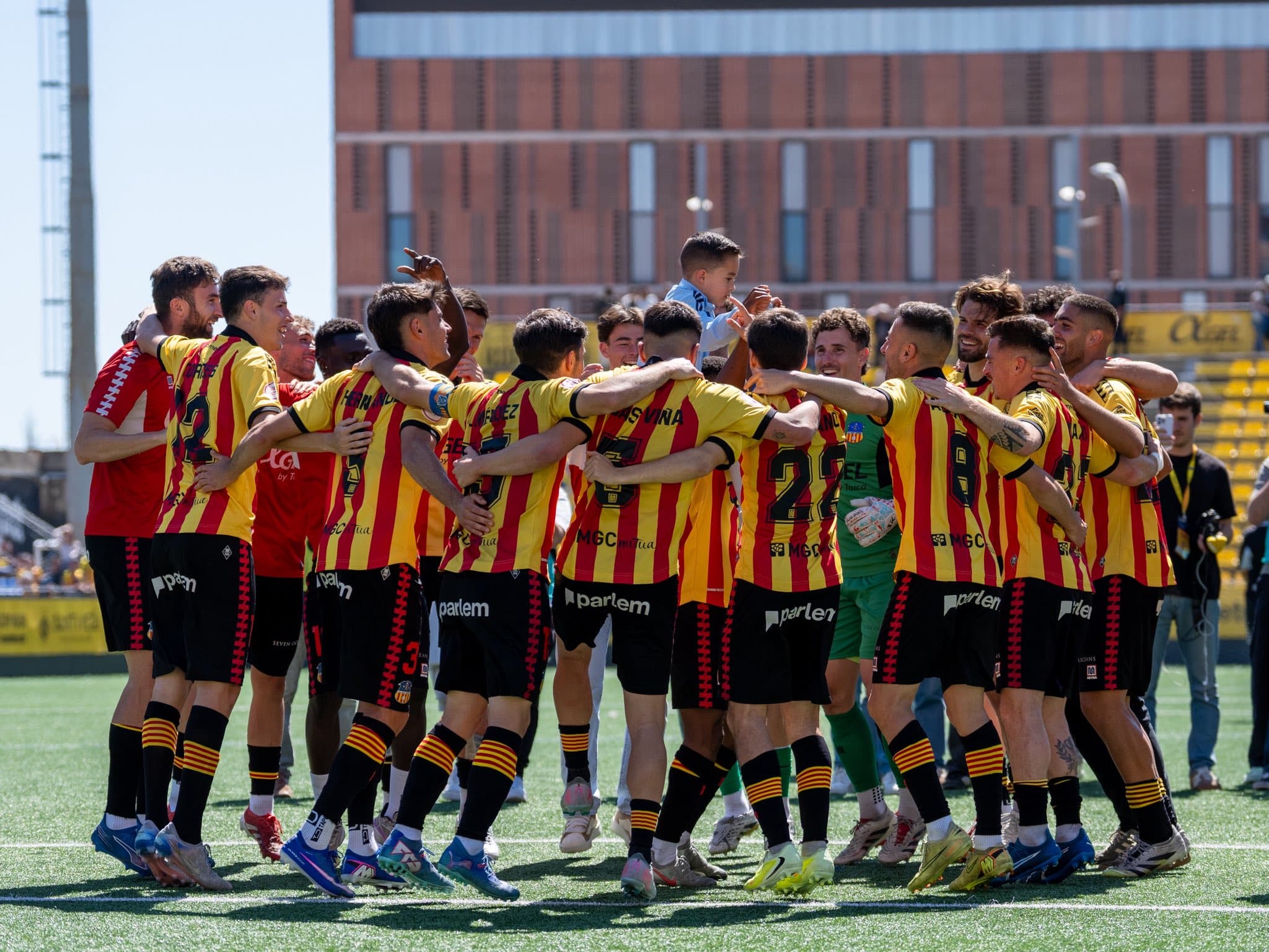 Los jugadores del San Andreu celebran la victoria frente al Poblense