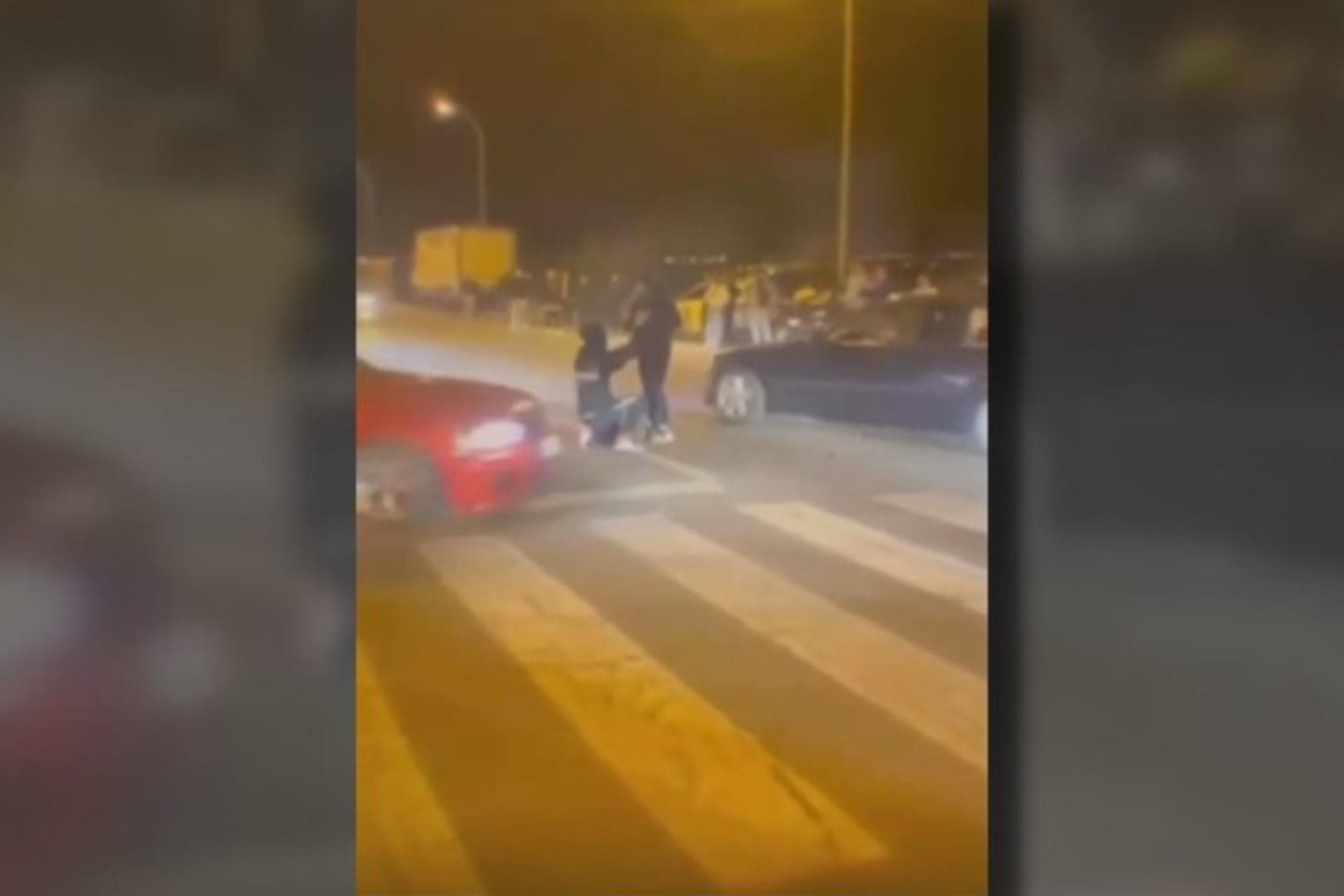 El joven, rodilla en suelo, pidiendo matrimonio a su novia antes del fatal accidente.