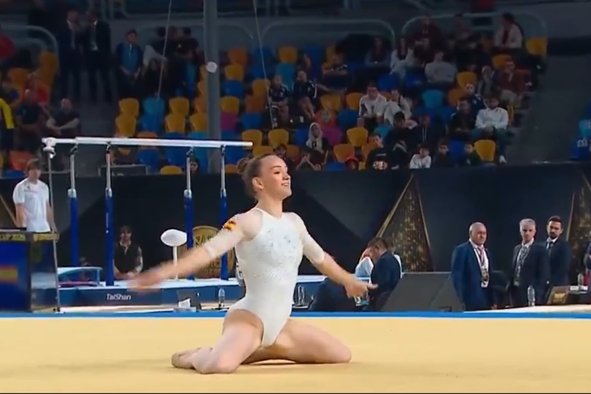 Laia Font, durante su ejercicio de suelo en la Copa del Mundo de El Cairo.
