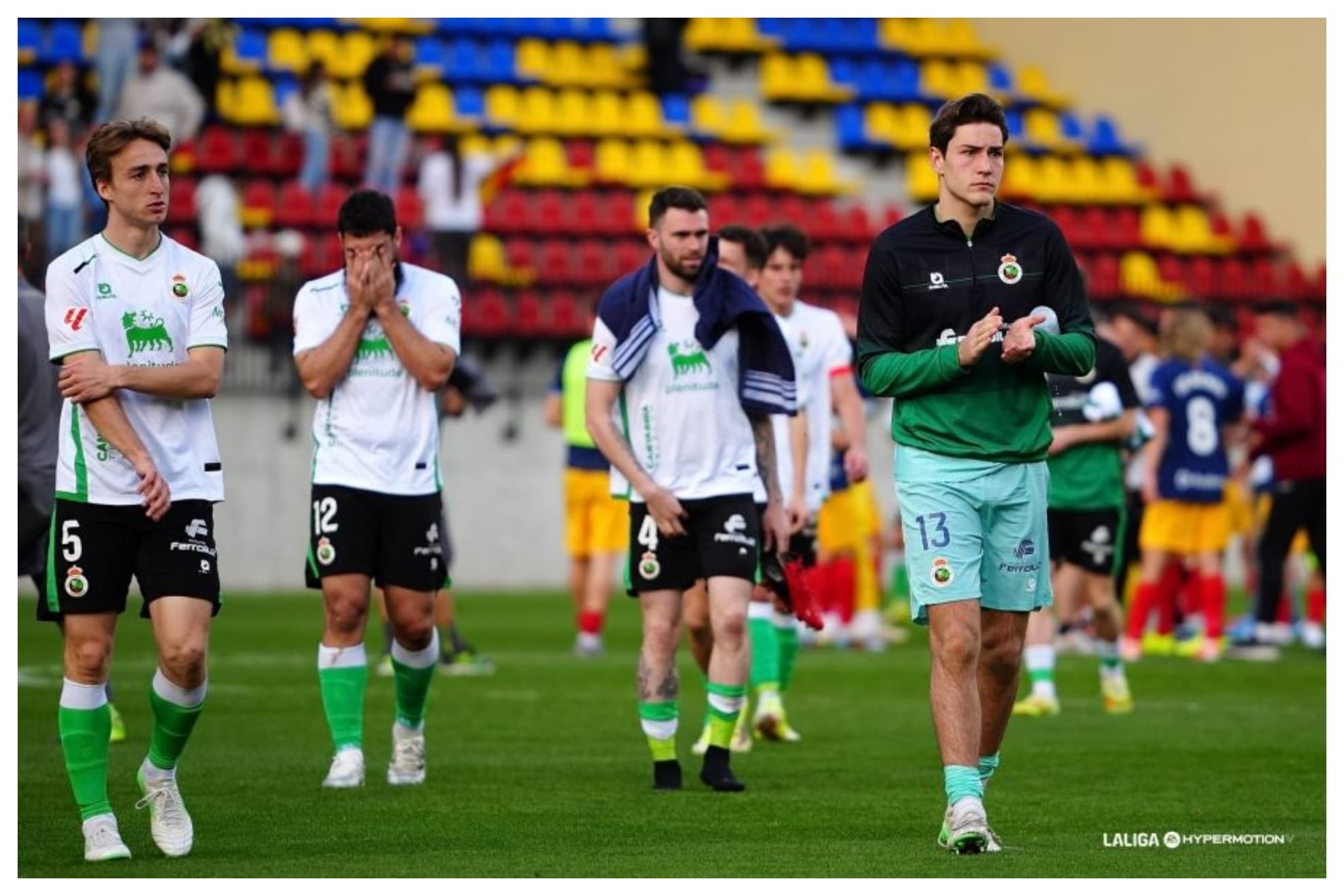 Los jugadores del Racing aplauden a su afición tras la goleada en Andorra