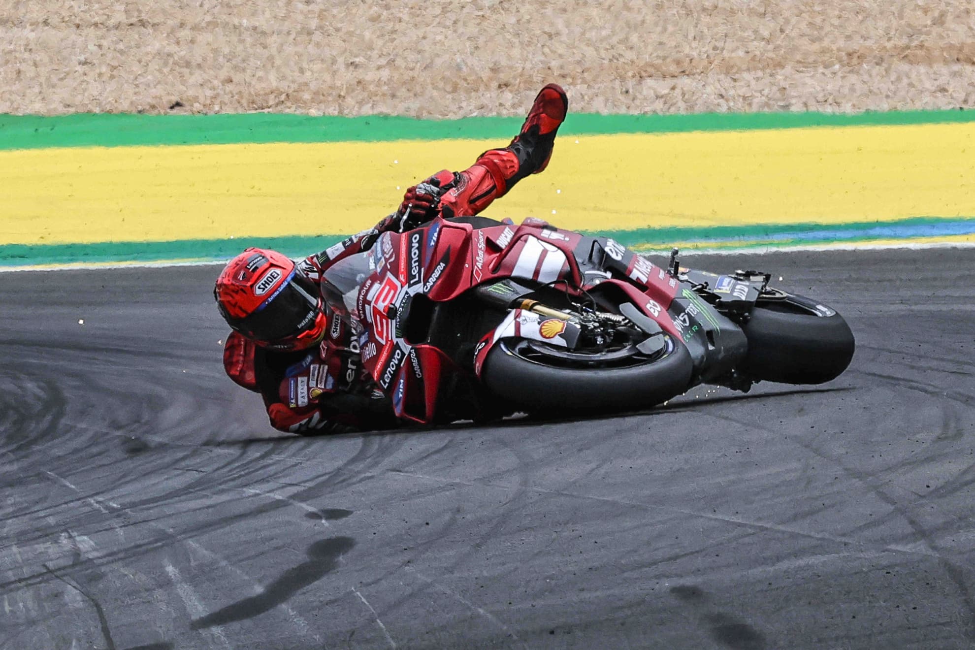 Marc Márquez besa el asfalto durante el GP de Brasil.