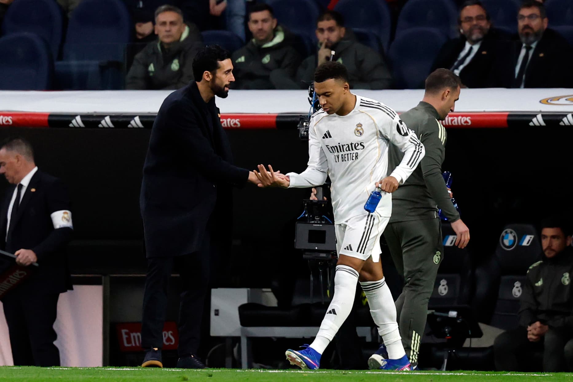 Arbeloa y Mbappé, durante un encuentro del Real Madrid esta temporada.