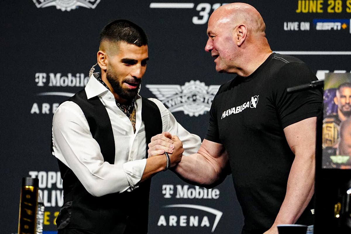 Ilia Topuria saluda a Dana White.