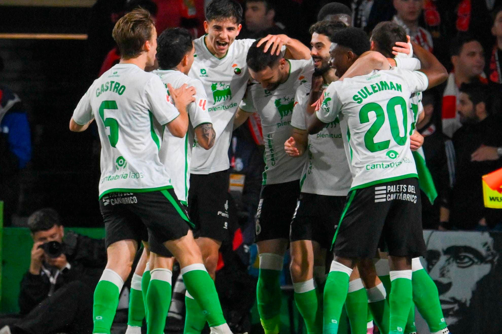 Los jugadores del Racing celebran un tanto en el encuentro ante el Sporting.