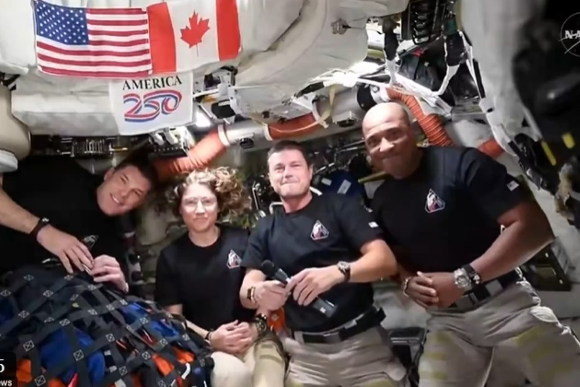 La tripulación de la Artemis II tras su operación exotosa de la cara oculta de la Luna.