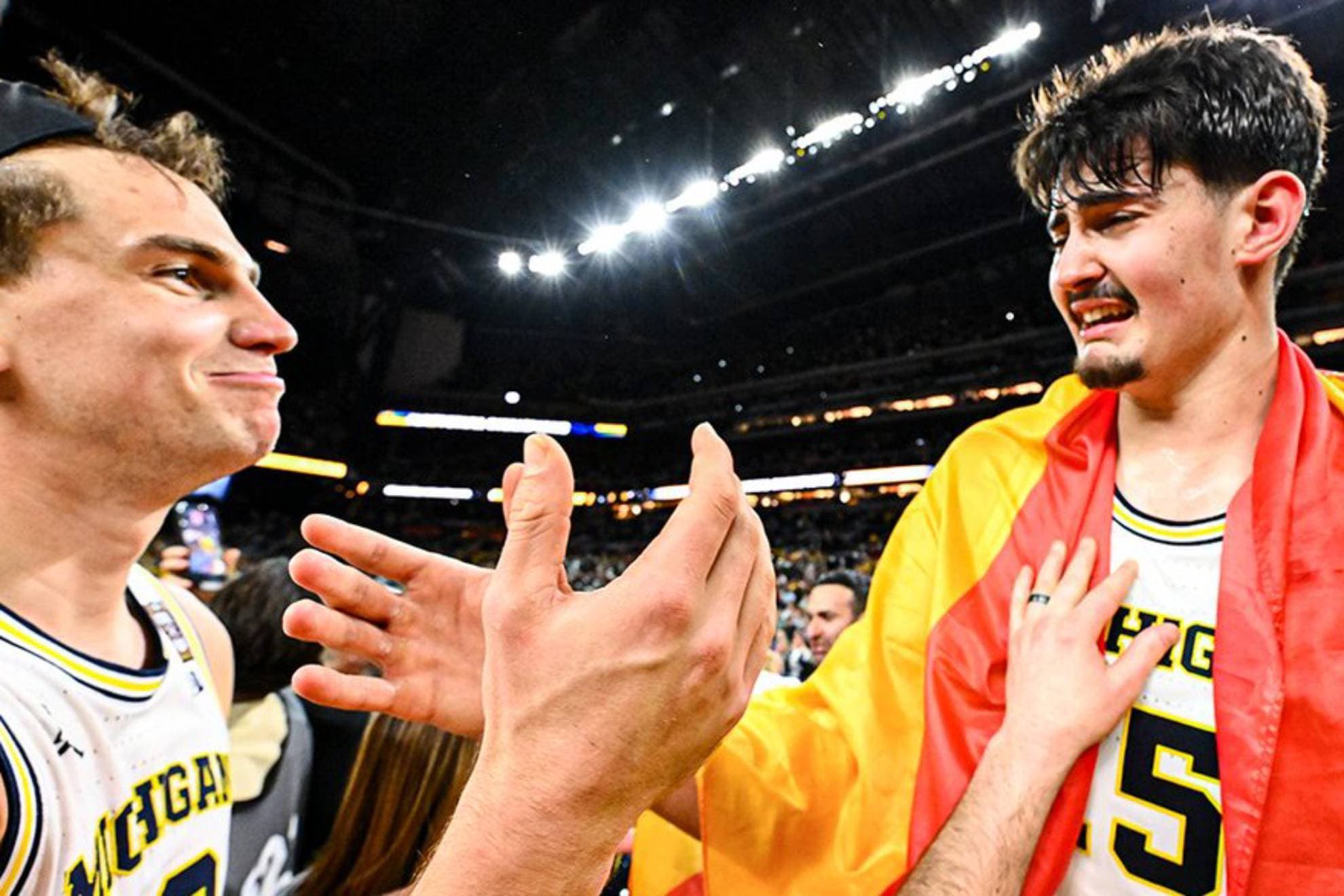 Aday Mara llora durante la celebración del título de la NCAA.