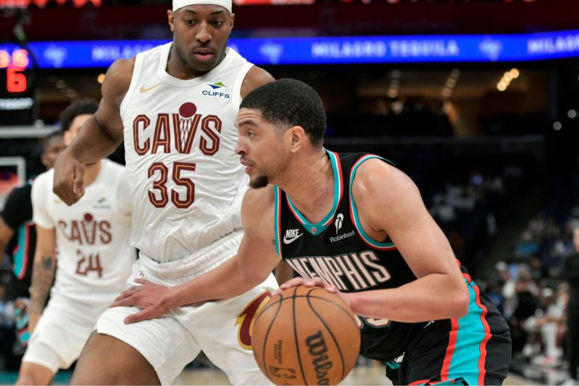 Lucas Williamson trata de superar la defensa de Nae'qwan Tomlin.