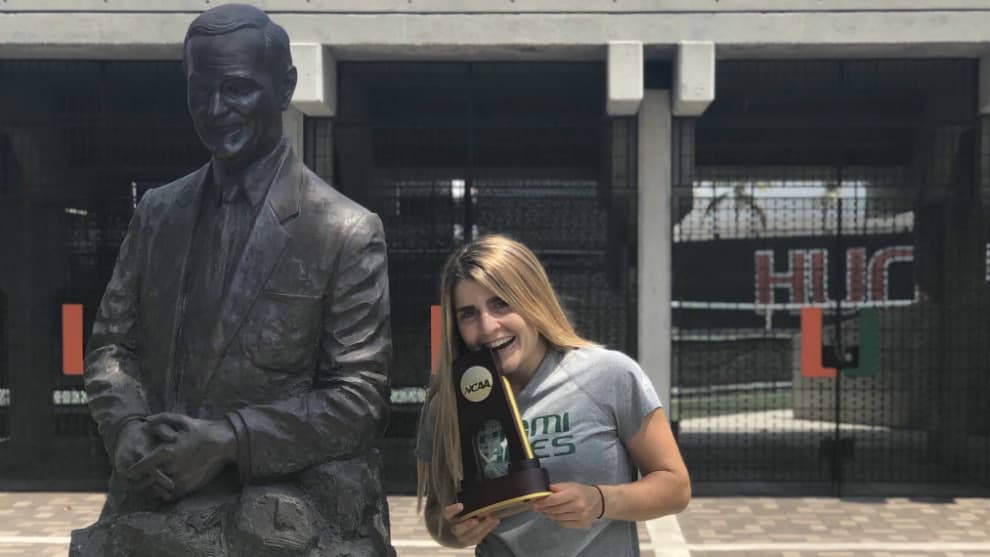 Estela Pérez-Somarriba, con el título NCAA