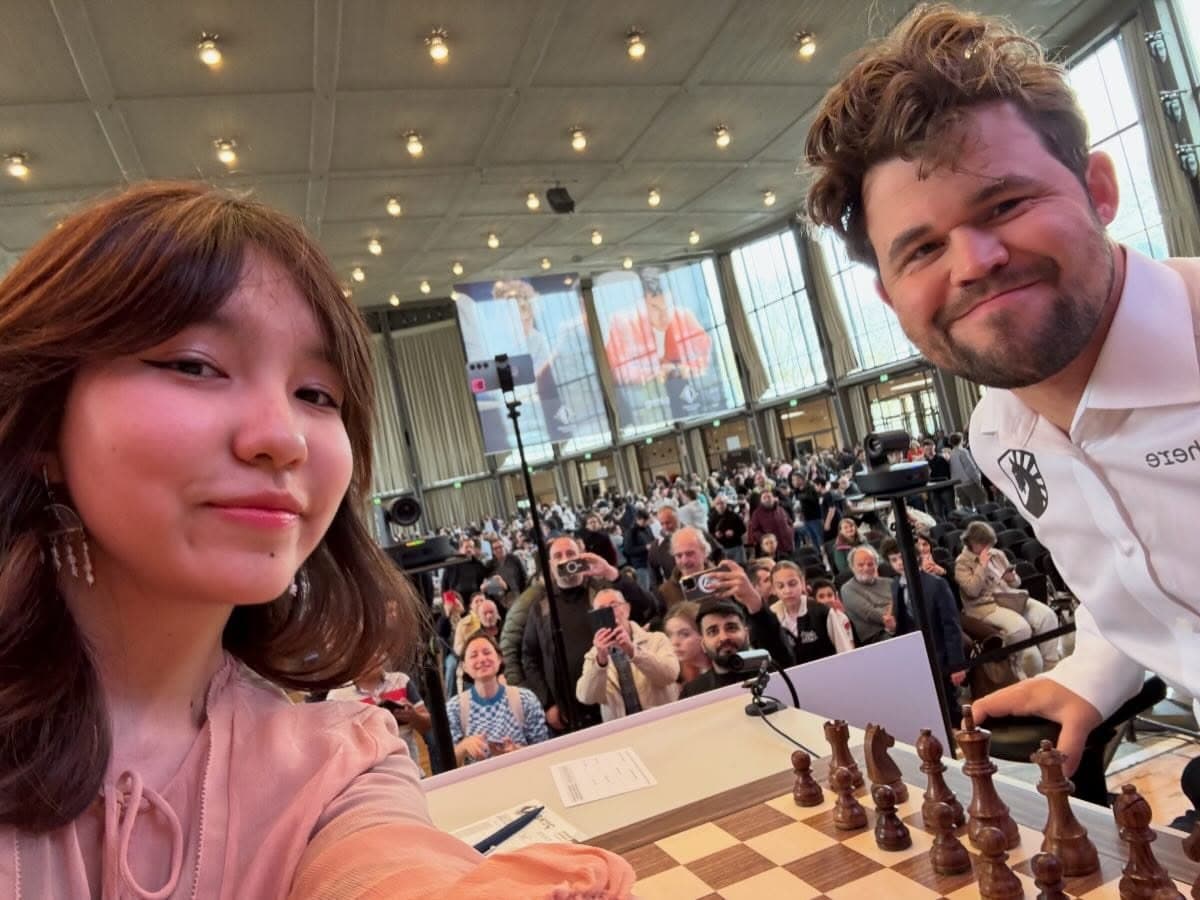 El ajedrecista Magnus Carlsen se saca un selfie con su joven rival y luego la denuncia