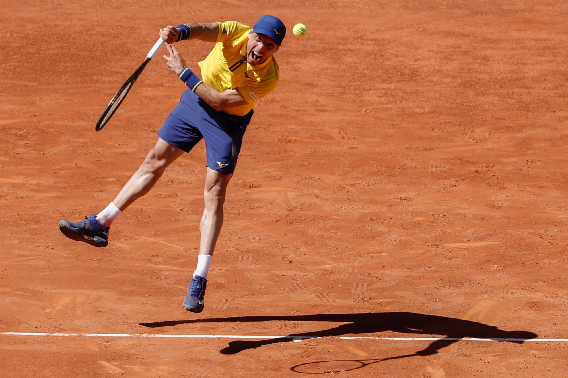 Bautista, en el momento del saque.