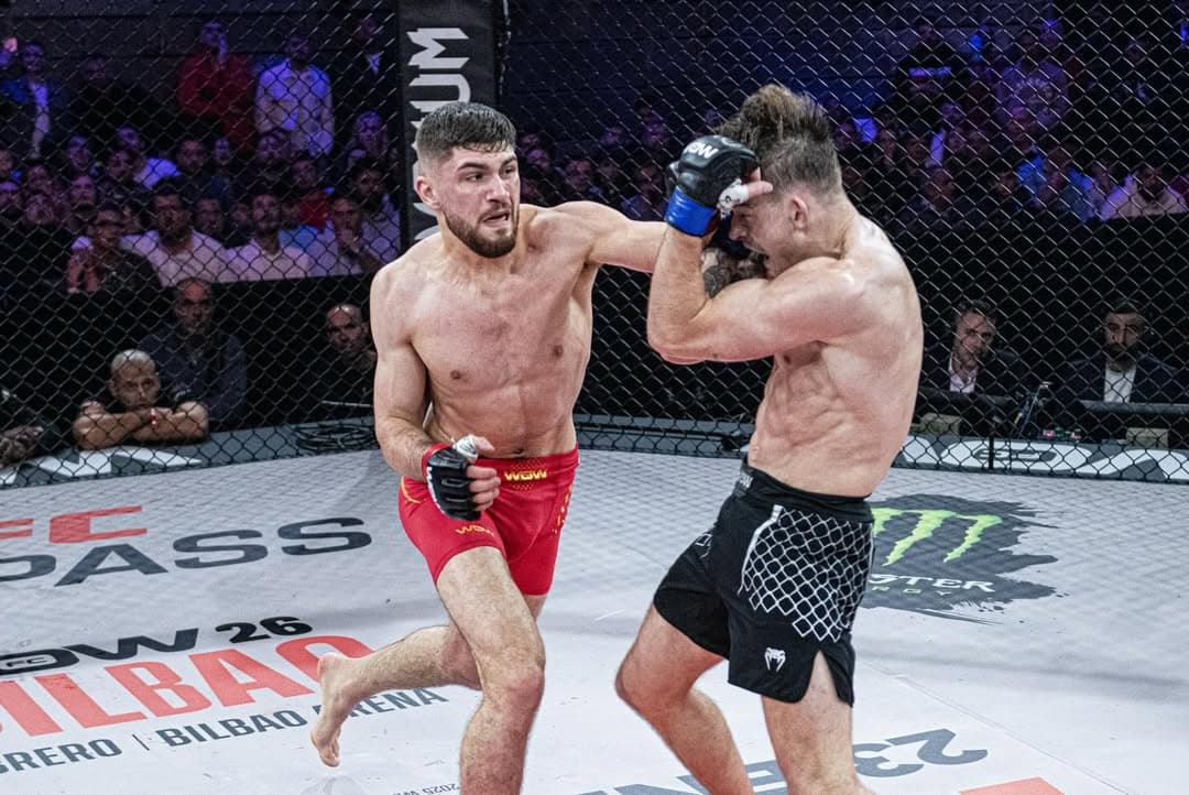 Antonio Fofirca golpea a Dara O'Sullivan.