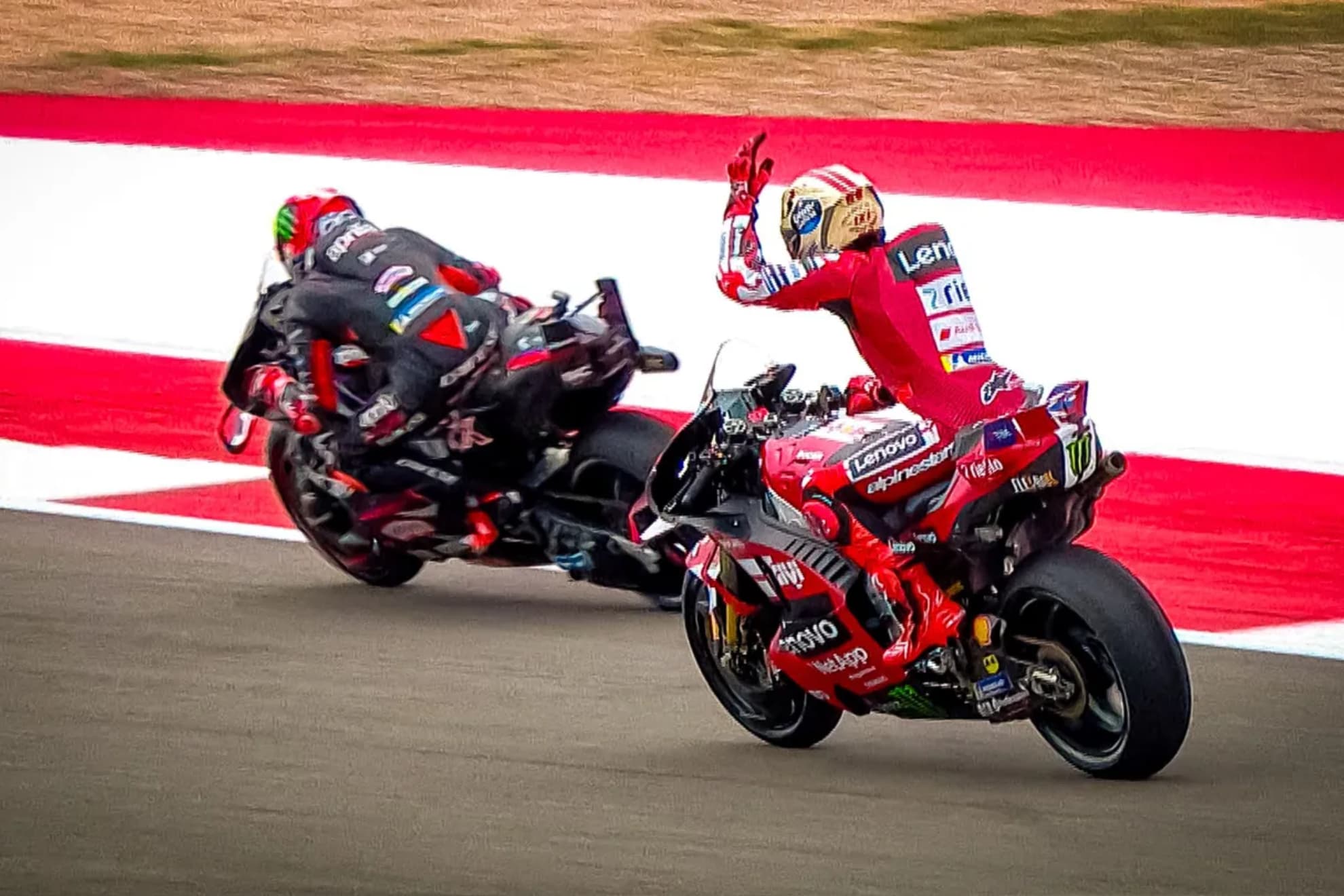 Márquez increpa a Bezzecchi en la qualy de Austin.