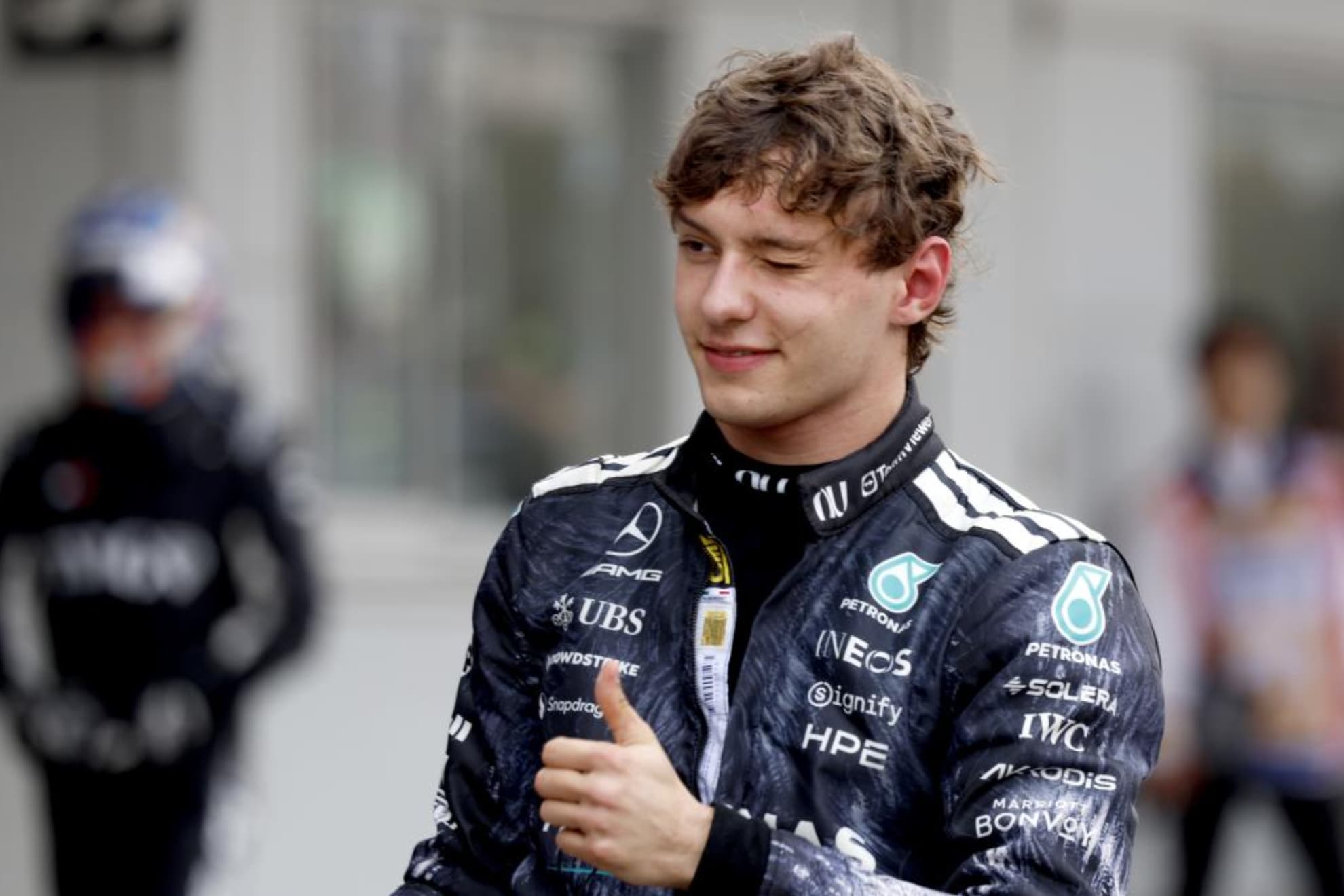 Antonelli guiña el ojo a la cámara.