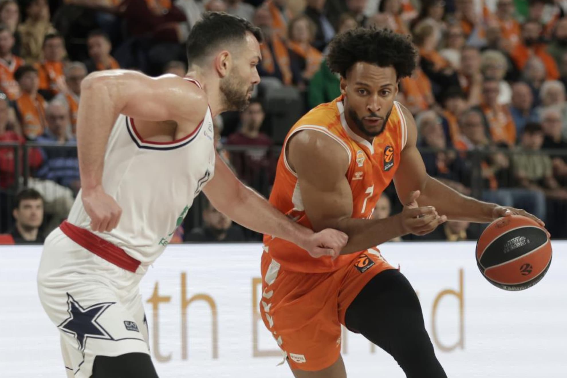 Braxton Key bota el balón ante Giampaolo Ricci.