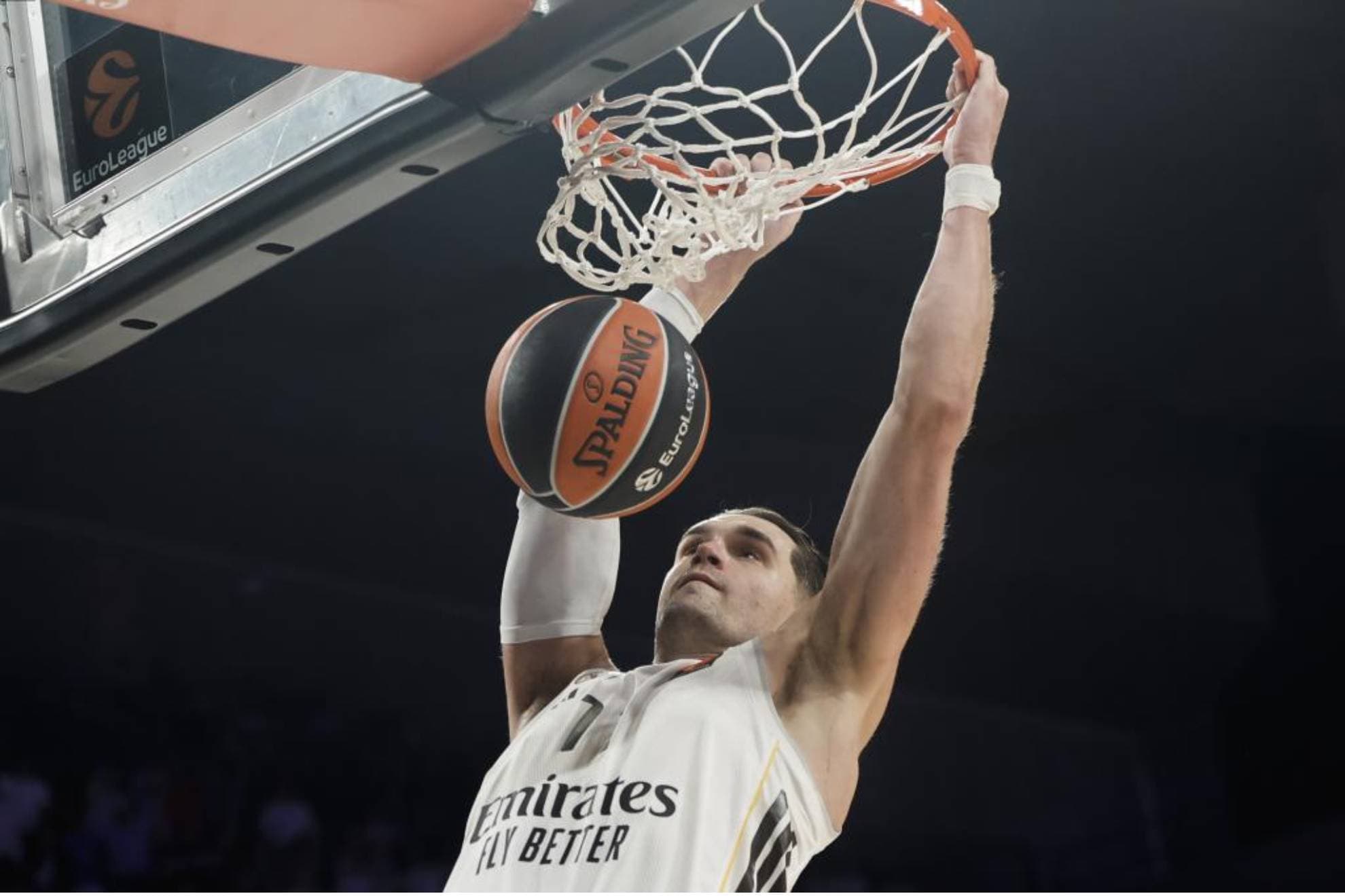 Mario Hezonja hace un mate en un partido del Real Madrid.