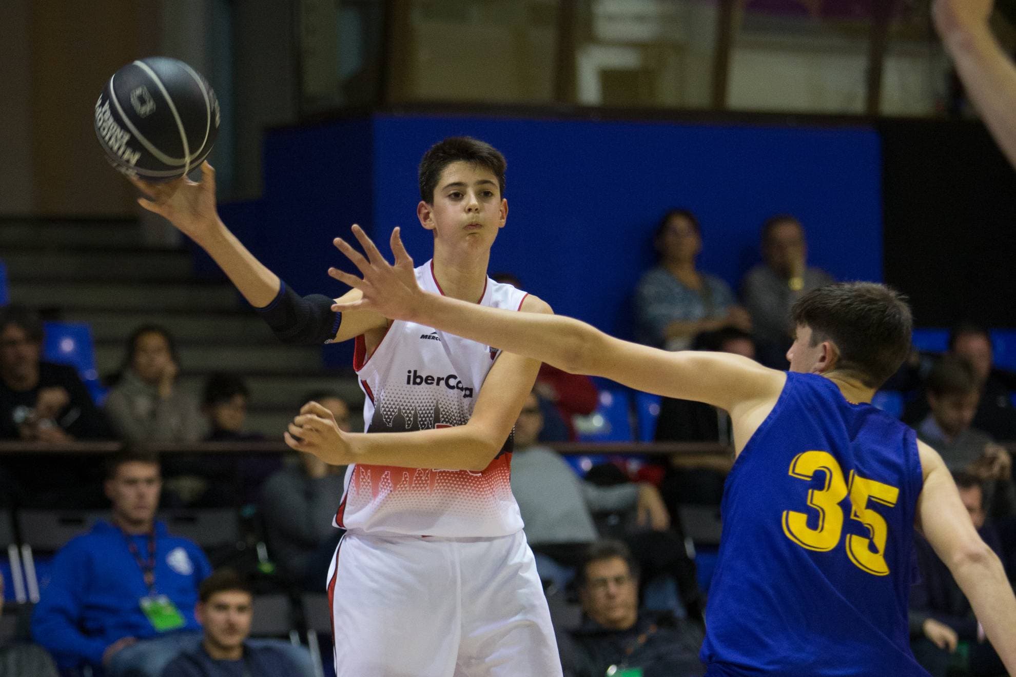 Aday Mara, en un partido con las categorías inferiores del Casademont Zaragoza.