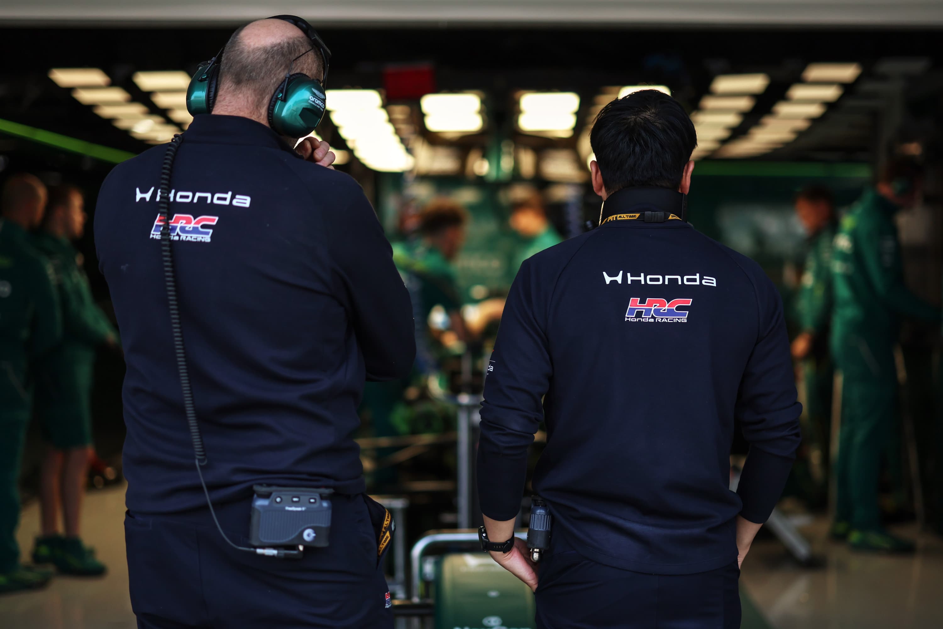 Dos trabajadores de Honda en el box de Aston.